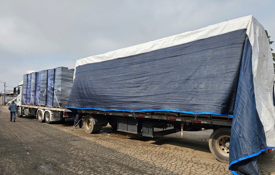Camión cargado con bandejas Marquer, listo para salir a despacho